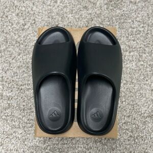 -Yeezy Slide Onyx Black
-Size 10 
⭐️Brand new condition